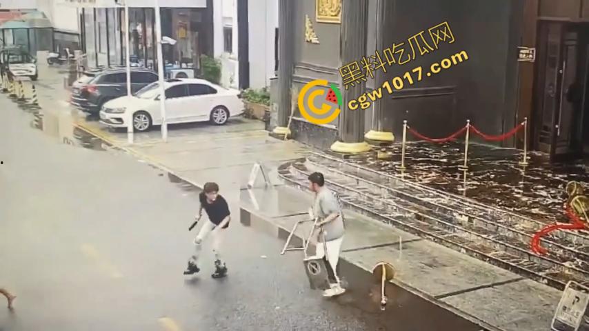 血腥暴力！两男子被疯狂催收员砍伤！街头刀光剑影，鲜血四溅，高利贷催收员下手无情，横行无忌-6