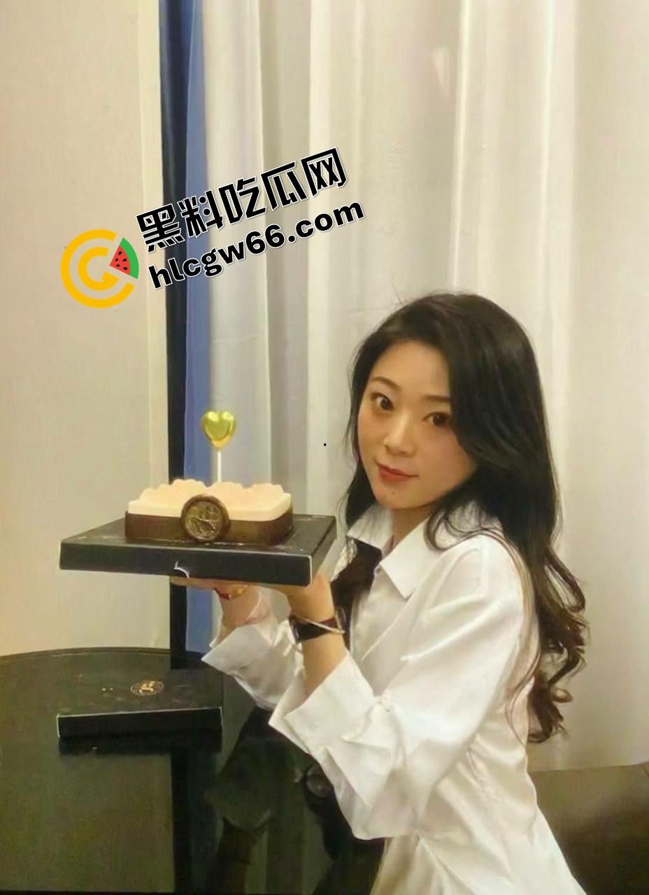 南通【罗佳佳】白天打表格晚上打炮，酒吧勾搭调酒师当场被插烂，被男友发现反手发进国产区！-3