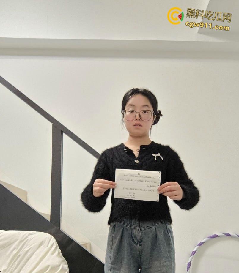 甘肃反差眼镜妹【于雪】，超前消费欠下高额裸贷失联，被债主曝光全裸视频，太过投入给自己整高潮了！-5