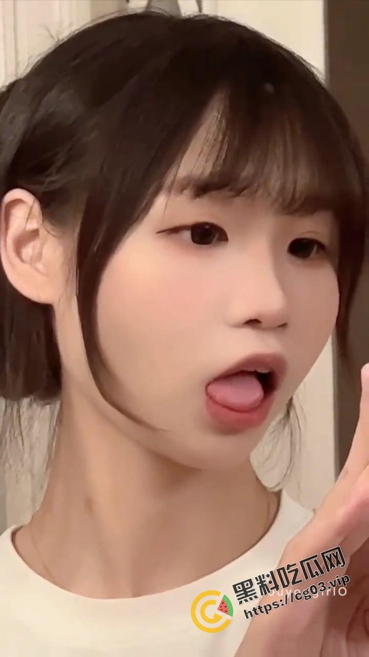 开盒！推特45w粉福利姬 【neko酱】真名范欣 没减肥没整容前竟是小飞猪 不知道金主们看过真容后还能下得去屌吗-3