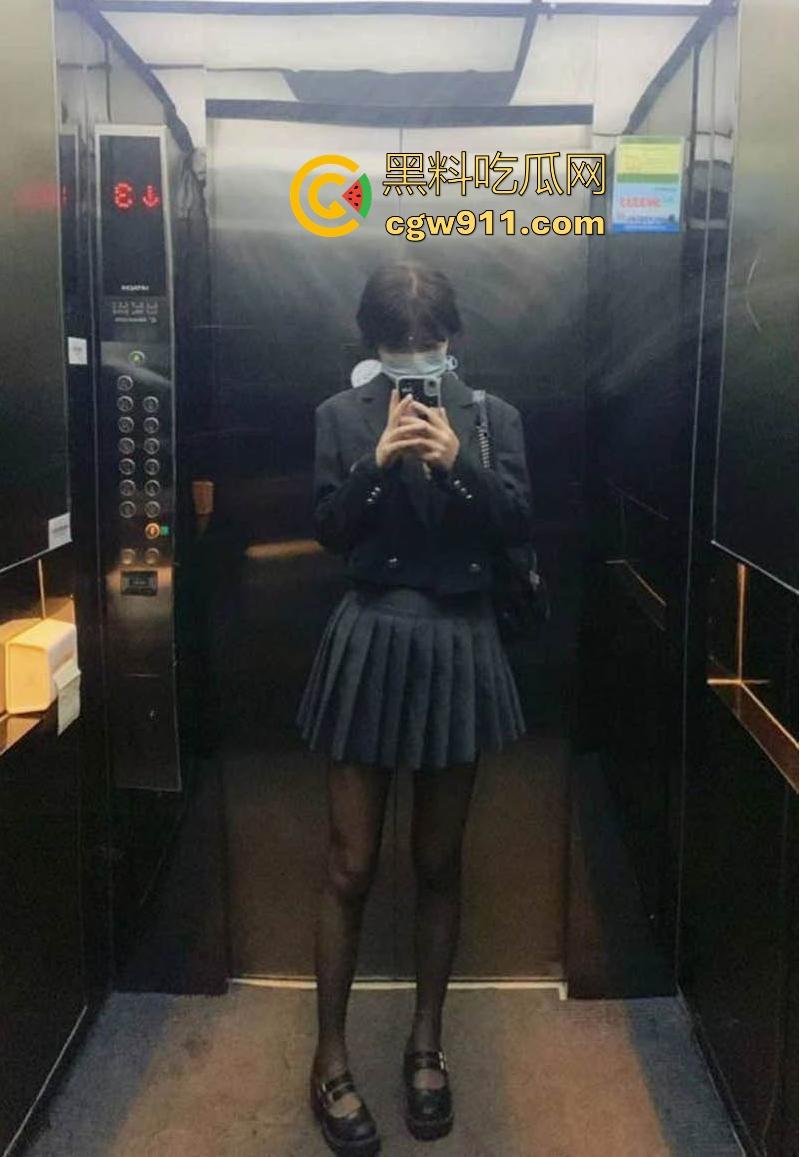 成都骚母狗少妇挑战多人运动，3P内射口爆M属性拉满，巨乳翘臀无套爆操，淫叫声充满了整个房间！-1