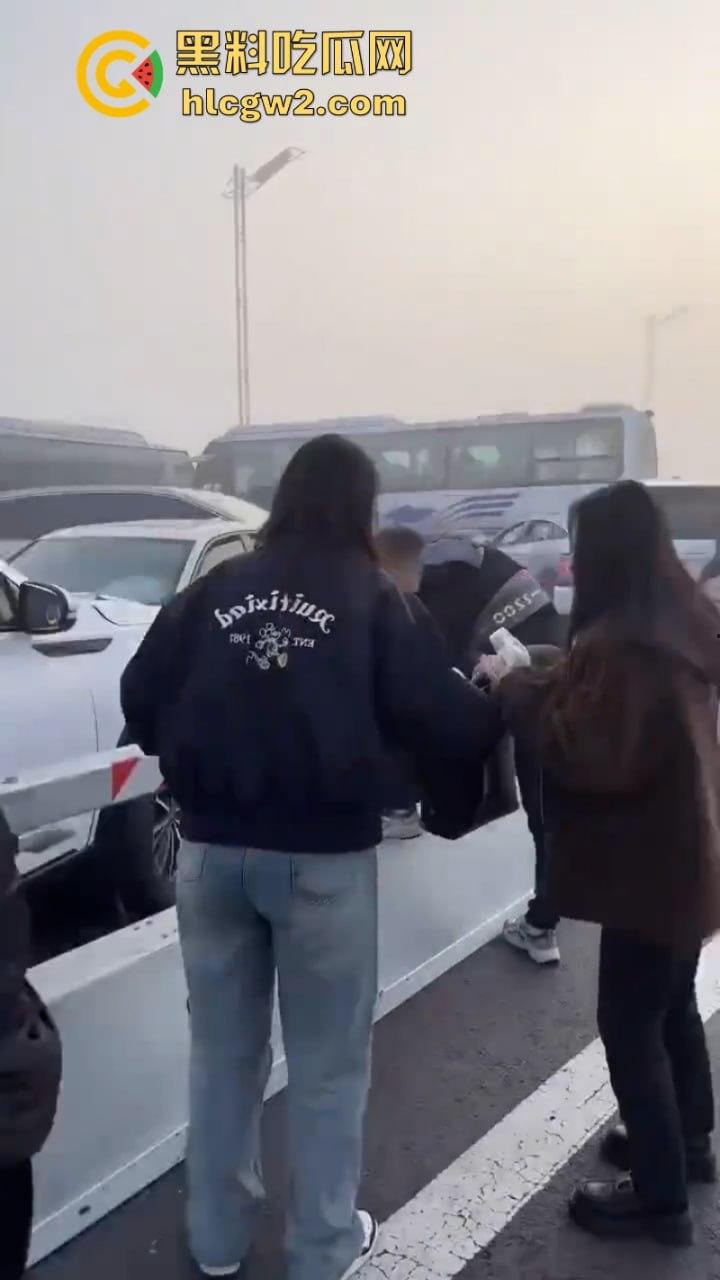 银川高架遇大雾天气暴改碰碰车乐园 致多辆车连环相撞组团“拼车”  场面难得一见-10