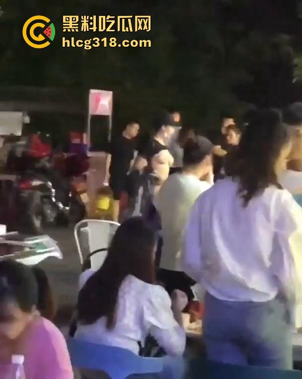 浙江某步行街一女子当众脱衣全裸游街，疑似受到了精神刺激，嘴巴不知道念叨什么，路人纷纷驻足观看。-9