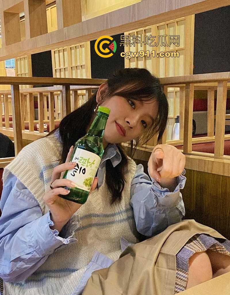 山东清纯萝莉【陆颖】情趣装做爱流出，被包养成淫荡性宠，可爱萝莉戴狗链穿情趣皮裙，花式爆操太尼玛得劲了！-4