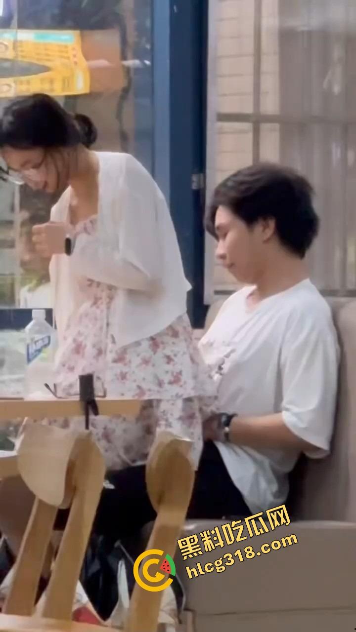 中南民族大学门口SUTAICHA酥太茶店里直接打炮，妹子青天白日坐在鸡鸡上瞄了半天才对准洞口！-3