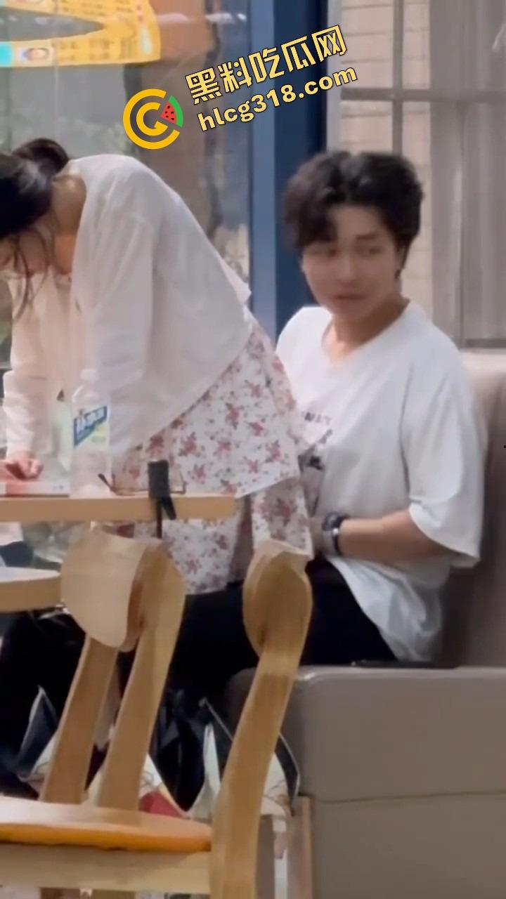 中南民族大学门口SUTAICHA酥太茶店里直接打炮，妹子青天白日坐在鸡鸡上瞄了半天才对准洞口！-5