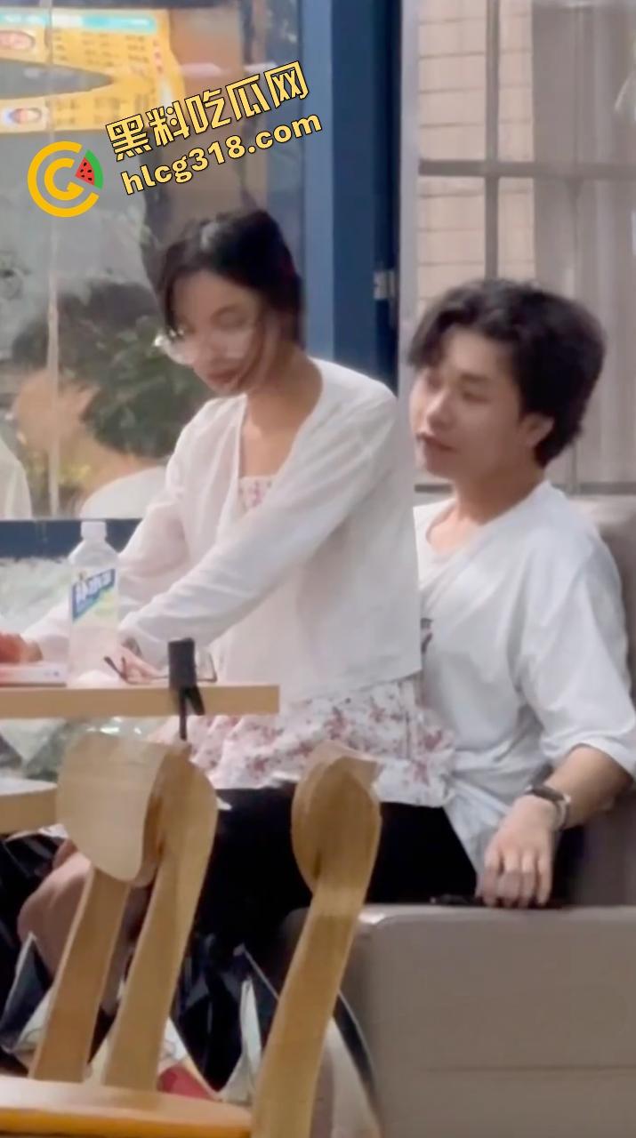 中南民族大学门口SUTAICHA酥太茶店里直接打炮，妹子青天白日坐在鸡鸡上瞄了半天才对准洞口！-7