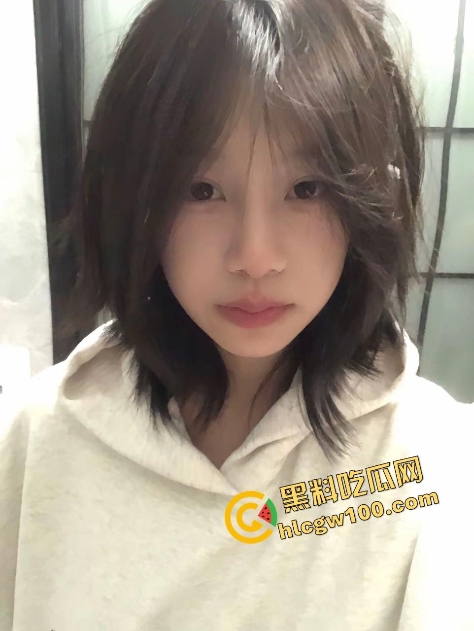 中南林业科技清纯反差学生妹【覃思婕】淫荡吃鸡巴口交被曝，大哥摸脚调情后怼嫩逼骚臀！独家曝光流出！-1