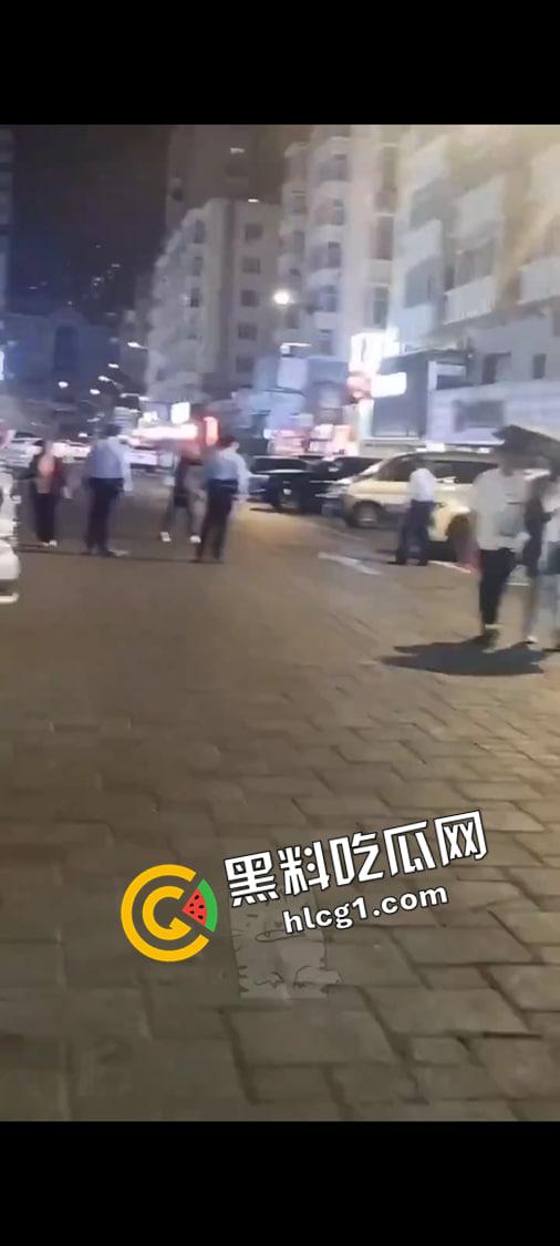 哈尔滨中央大街枪击事件！男子持刀劫人抢车 警察连开五枪未能制服 现场视频流出-1