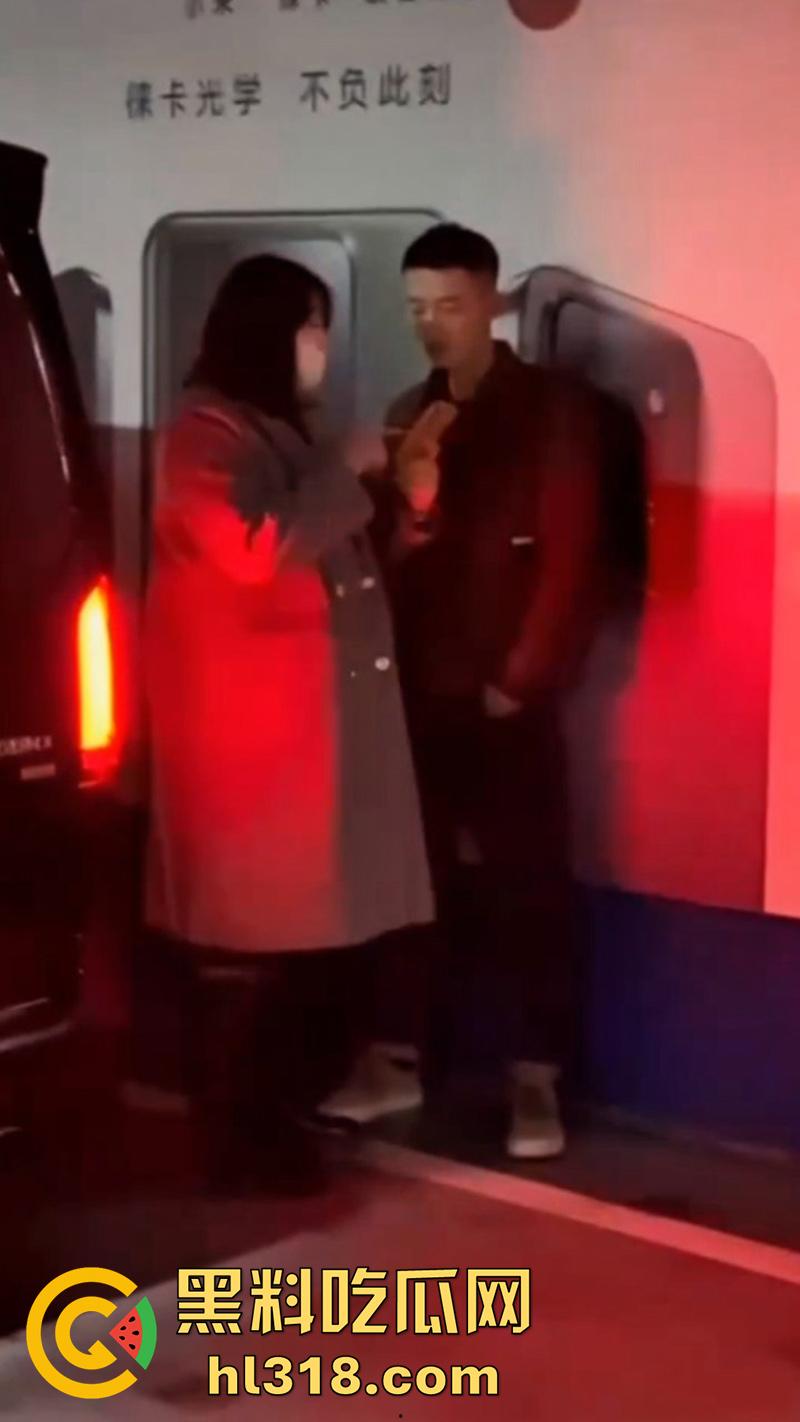 地下停车场捉奸，女子联合亲友抓小三，当场逮住老公和小三亲热，将两人围堵殴打，打人者已经被刑拘！-3