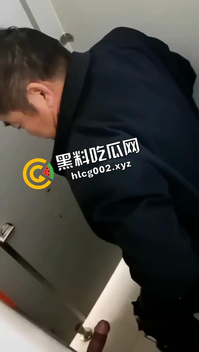 我最恨被人拿枪指着！中年大叔拉屎途中遇上鸟洞露屌 这不把屎糊上去-2