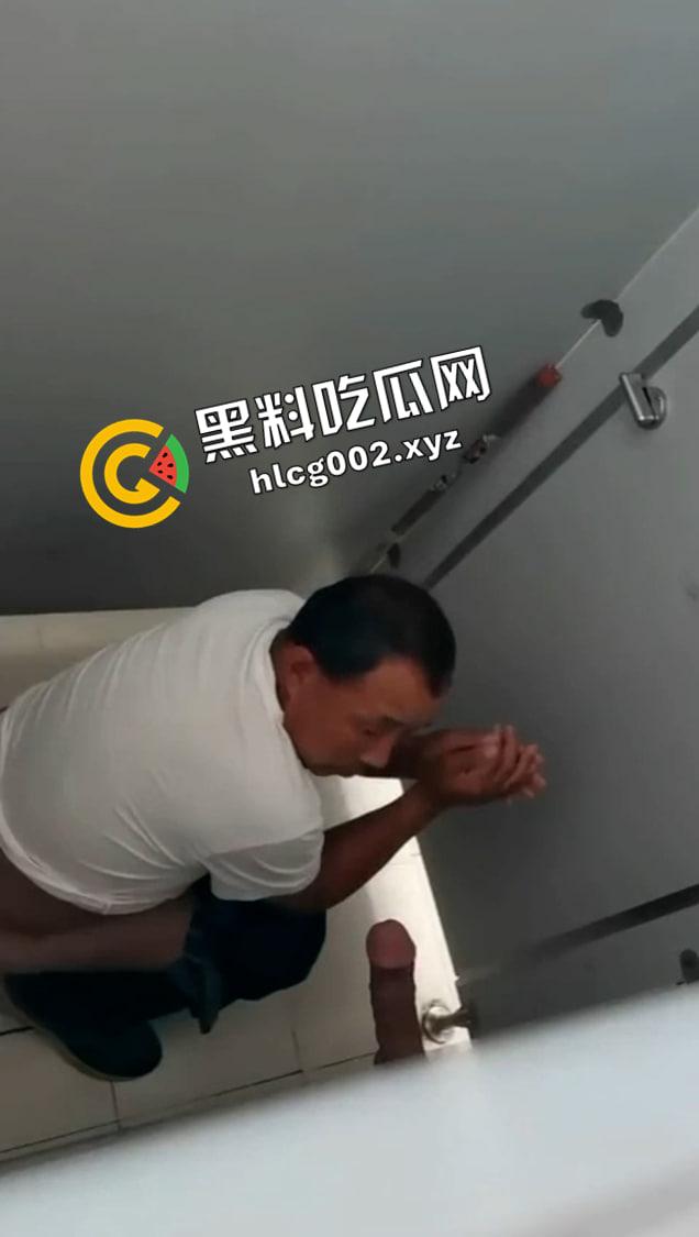 我最恨被人拿枪指着！中年大叔拉屎途中遇上鸟洞露屌 这不把屎糊上去-3