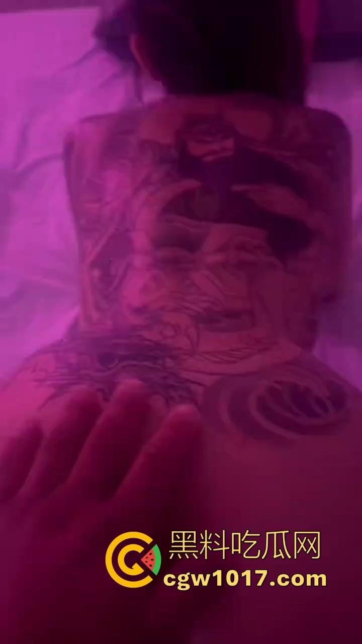 后入大满背是什么感觉？只能说看着哪背部的关公真是越操越有力气，仿佛有种魔力，根本停不下来！-7