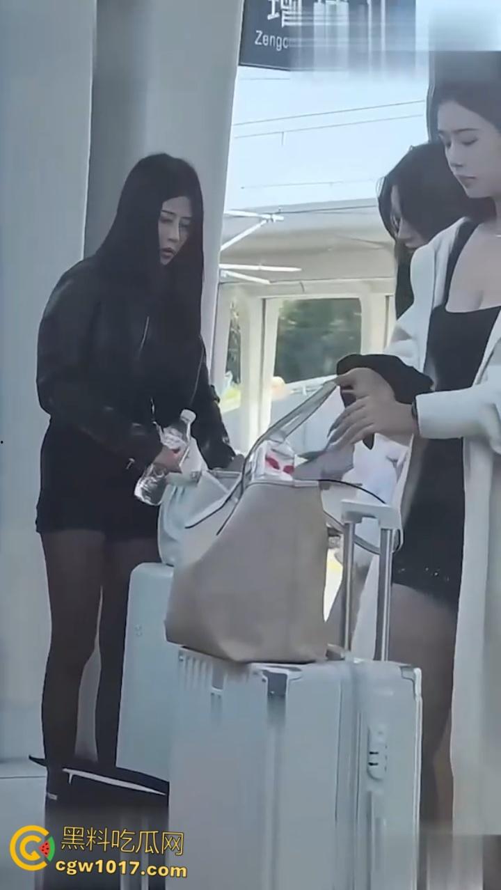 高铁偶遇全国可飞咯咯哒，群友死皮赖脸加微信被冷脸拒绝，果然高端鸡是看不上穷屌丝的 ！-3