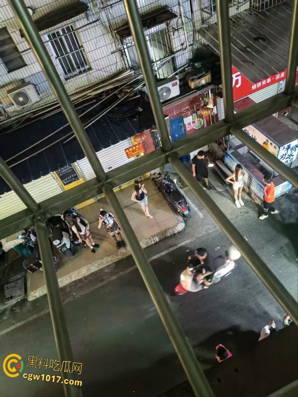 广西南宁琅西菜市站街女后续，火爆全网后竟排起长龙队，小姐姐骚逼被操到冒烟，嫖客蜂拥扫街狂肏！-2