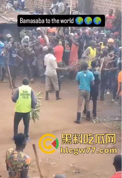 非洲部落割包皮 这也太生猛了吧 包皮一拉一刀下去直接割掉 这老哥全程面无表情!-1