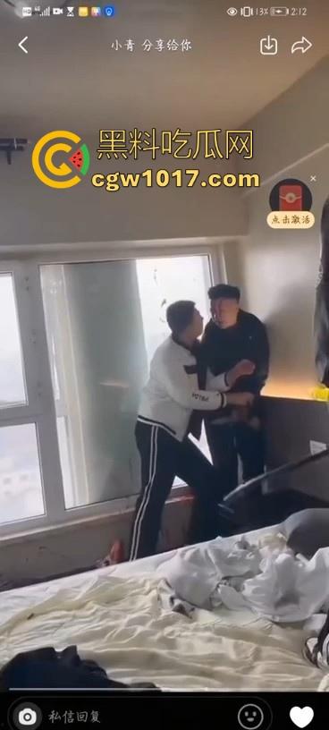 不是现在的东北精神小伙狠人这么多的吗！上门寻仇直接掏出大刀狂捅，地下躺着一个手里还捅着一个，这是要血洗啊！-7