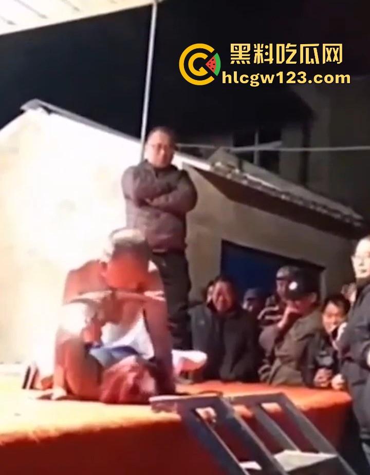 妖娆舞娘登台献艺 表演失误却被饥渴老登强行推倒施暴 看来这老登已饥渴难耐了 全场群众瞠目结舌！-8