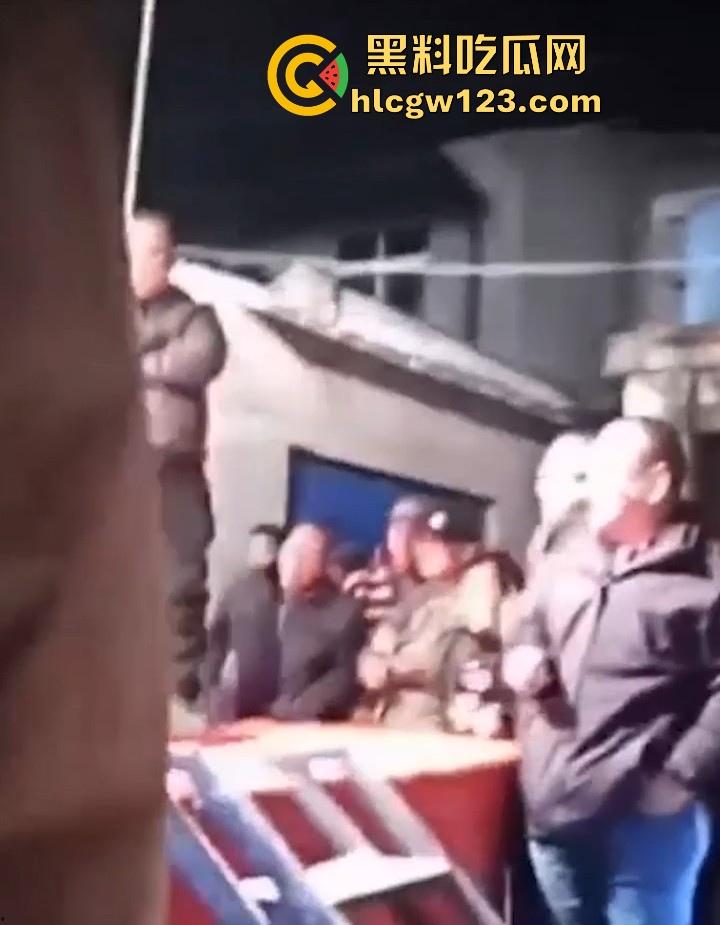 妖娆舞娘登台献艺 表演失误却被饥渴老登强行推倒施暴 看来这老登已饥渴难耐了 全场群众瞠目结舌！-9