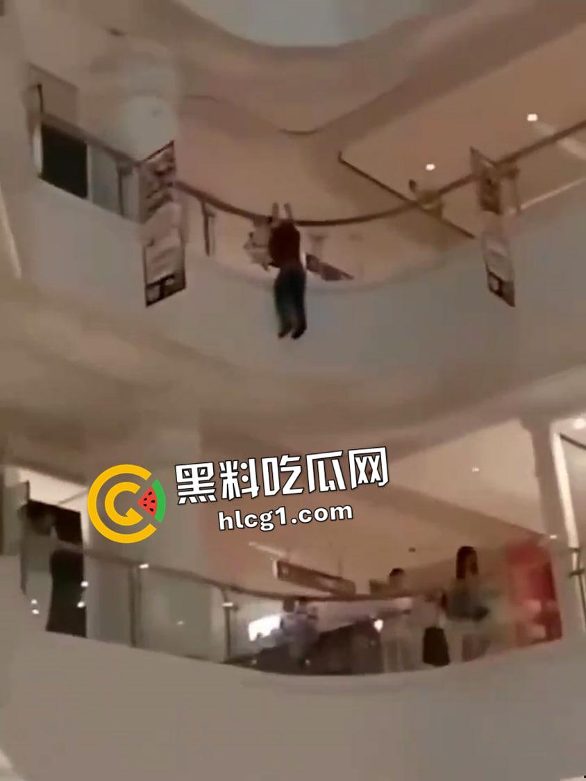 保定万博广场 三天两跳 都直接摔死  现场血腥视频流出-4