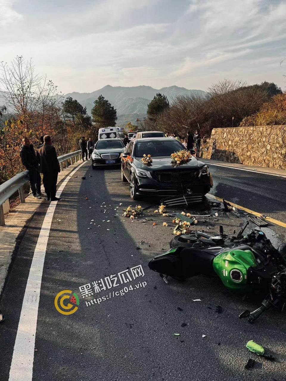 晦气!婚车接新娘与摩托车过弯压线相撞 汽车气囊都炸了 摩托车主命丧当场 毁了别人婚礼-4