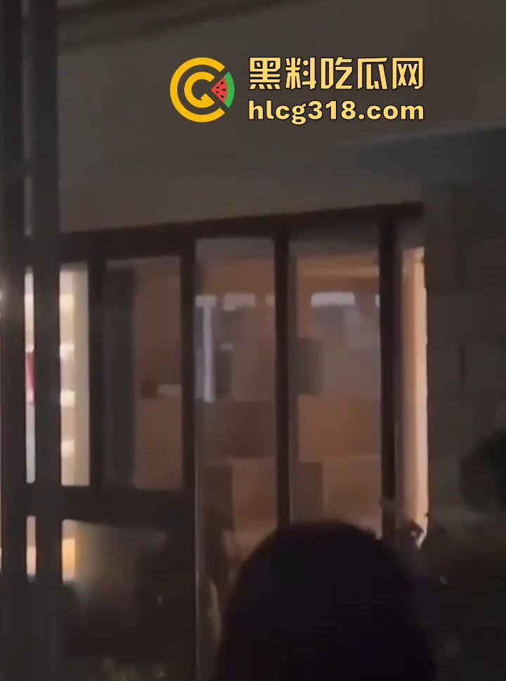 福建平潭职高情侣图书馆角落激情做爱，里面激情诱惑，外面群众吃瓜，直接社死当场！-4