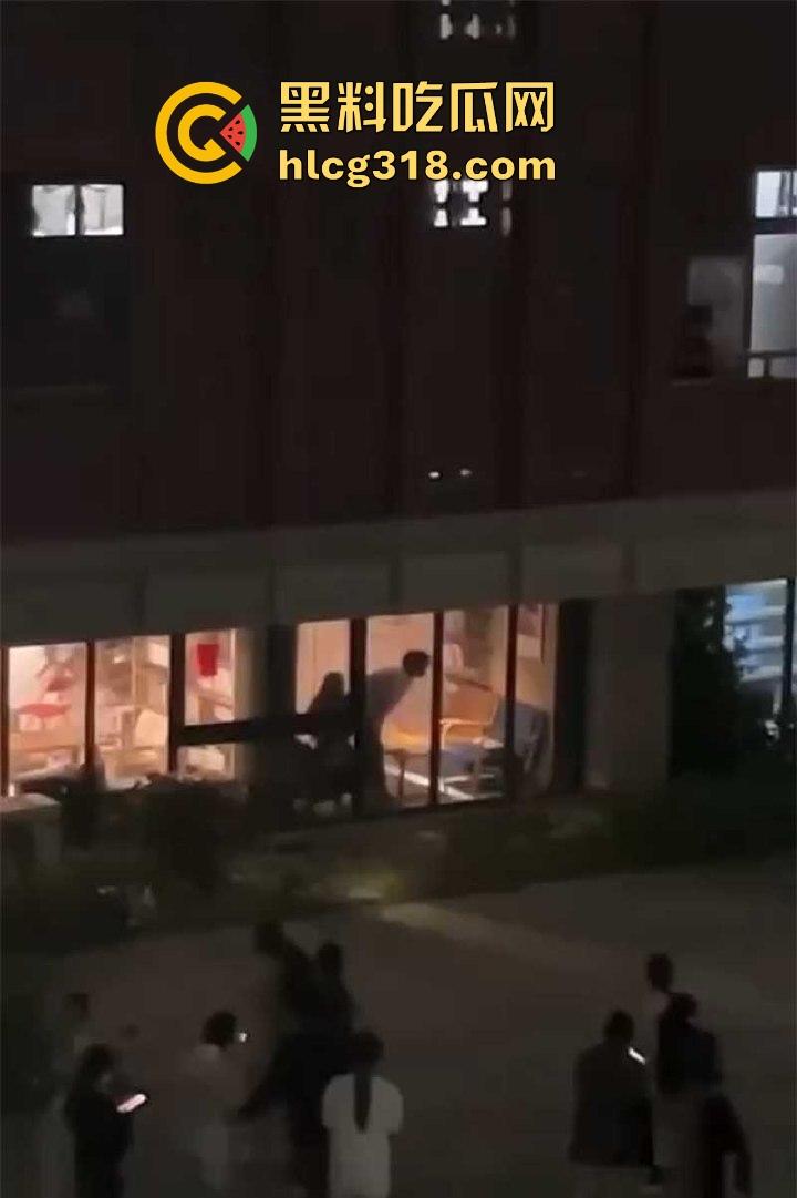 福建平潭职高情侣图书馆角落激情做爱，里面激情诱惑，外面群众吃瓜，直接社死当场！-8