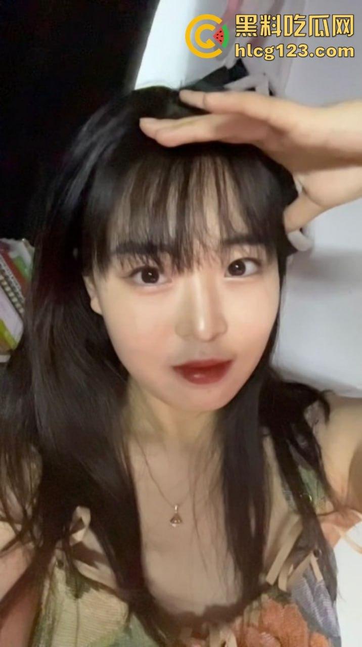 高质量露脸泄密【川音学院】21届声乐系学妹 朋友圈装纯私下约炮极度反差！-3