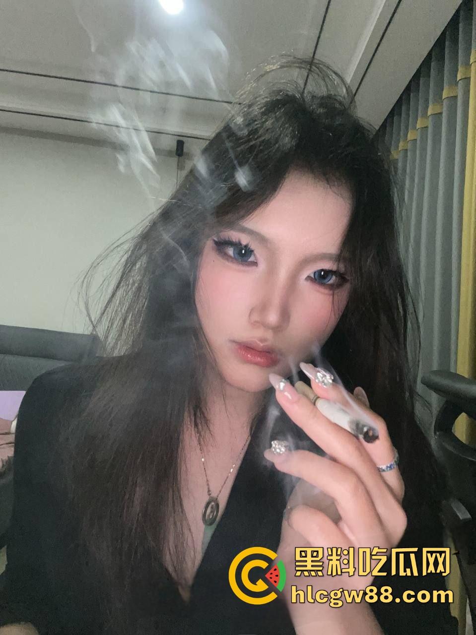 南京财经大学精神小妹【林菲菲】开裆黑丝骑乘被怼脸拍,害羞问录多久,清纯黑长直配全自动女上位!-2