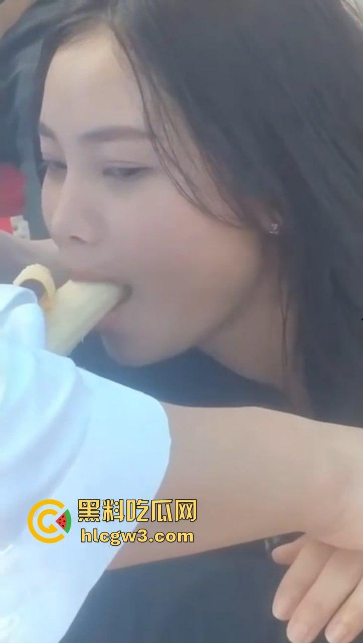 河南婚礼伴娘当场大秀口技吃香蕉 舔舐深喉一气呵成 熟练口技让人怀疑平时练了多少次 吃得又快又深还不断！-2