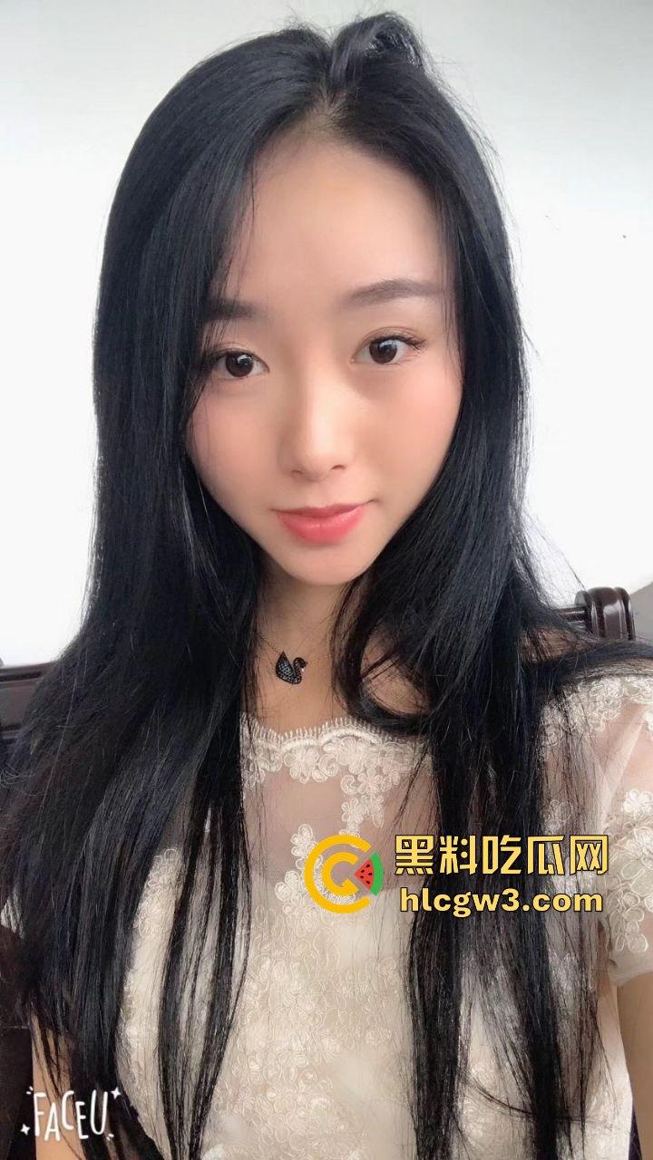 河南婚礼伴娘当场大秀口技吃香蕉 舔舐深喉一气呵成 熟练口技让人怀疑平时练了多少次 吃得又快又深还不断！-9