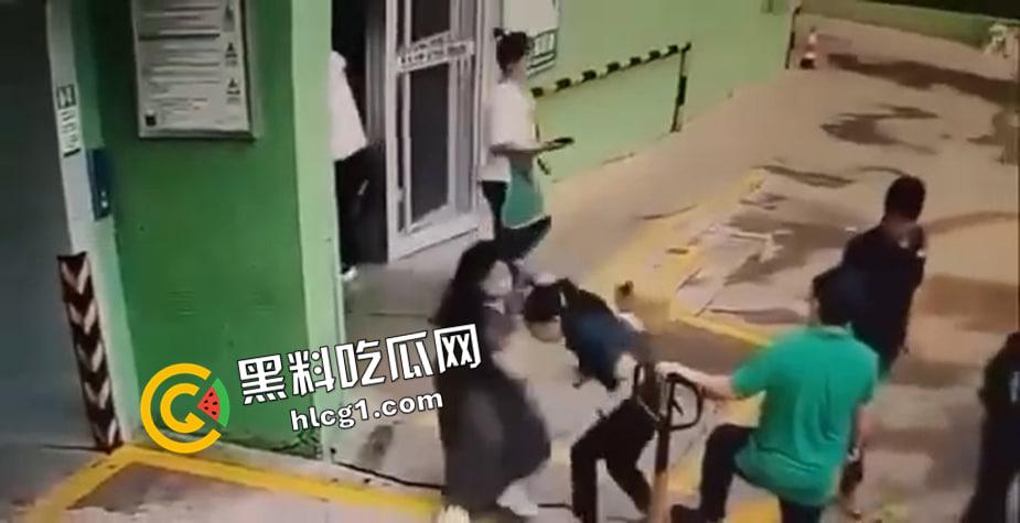 高中生替母杀小三 快准狠当场捅死 花木兰来了都要叫姐姐 现场视频流出-3