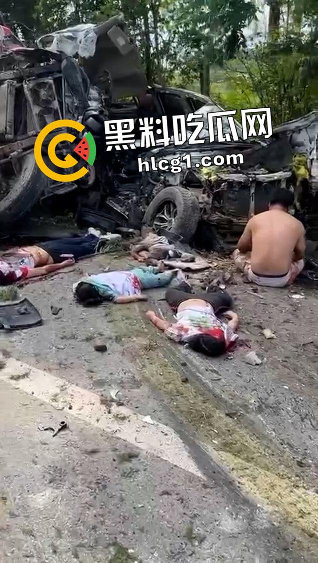 猛男崩溃！男子开车与货车相撞 一家老小当场死亡 尸体摆满一地 话都说不清了-3