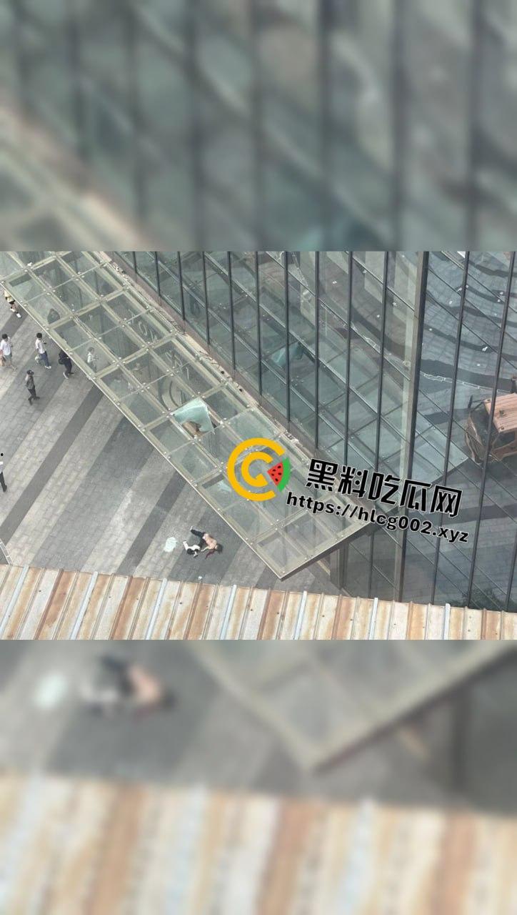 山东青岛20岁女主播跳楼 只因天价违约金负担不起 当场死亡倒在血泊之中 血腥慎入-1