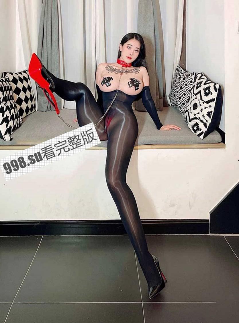推特百万粉丝大 V 张老师 全身黑色油光袜性感诱惑 最新微密圈视频流出-6