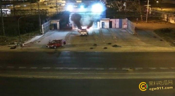 厄瓜多尔瓜亚基尔监狱,外主干道汽车炸弹袭击,逃窜男子撞墙引爆火球冲天,围墙摧毁碎片四溅 !-3