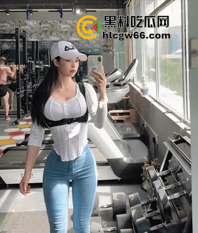 表姐周末在家扭瑜伽被我摁床上猛操到喷汁，裤子一扯浪水淌成河，内衣不穿的贱货嘴上骂滚含屌舔到腿抖-2