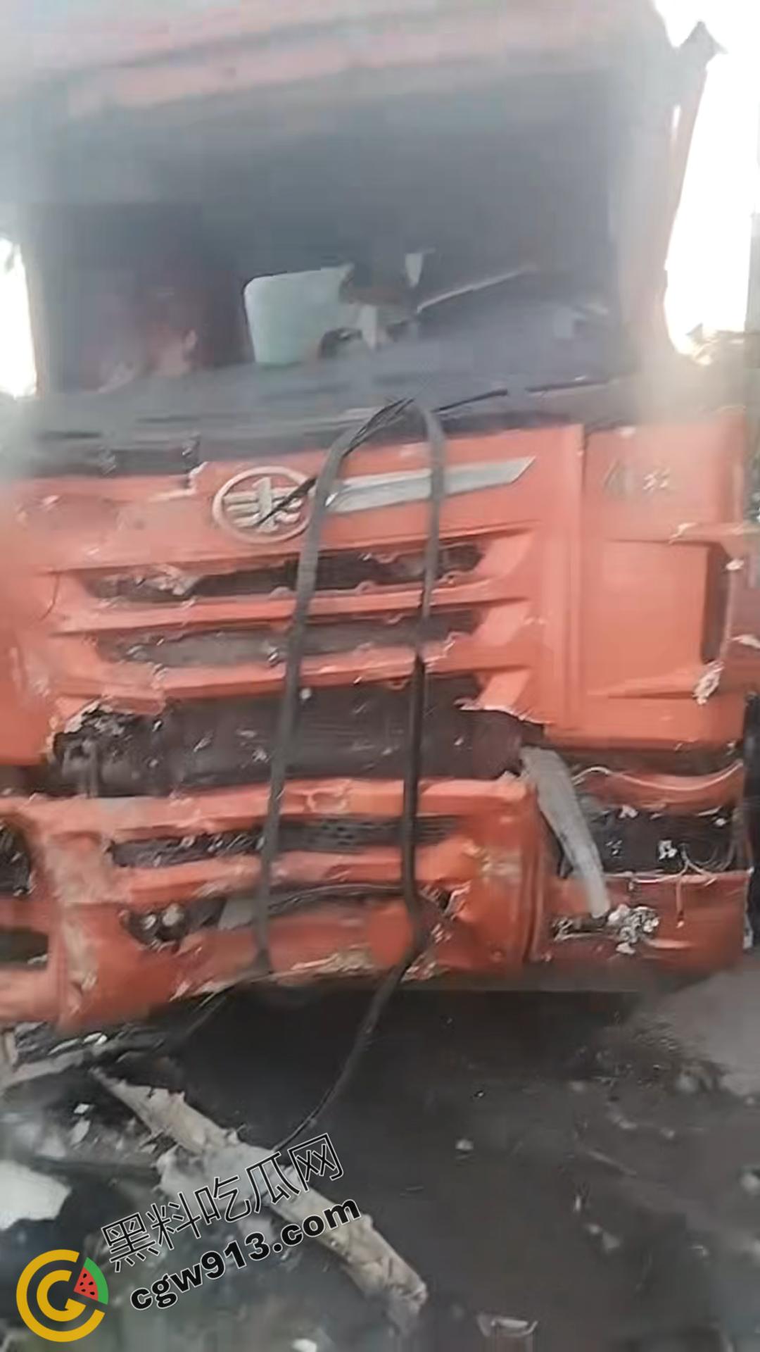 悲剧瞬间！河南商丘公路车祸，大货车烈焰吞没，司机惨遭活活烧焦-7