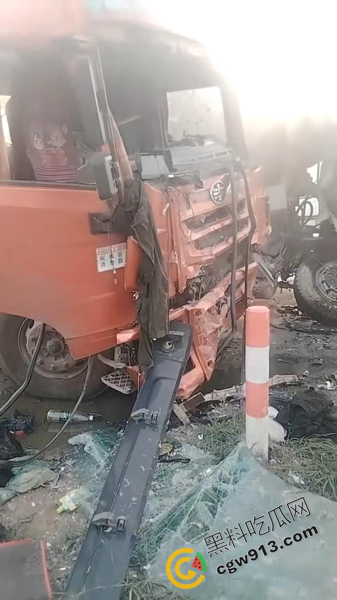 悲剧瞬间！河南商丘公路车祸，大货车烈焰吞没，司机惨遭活活烧焦-8