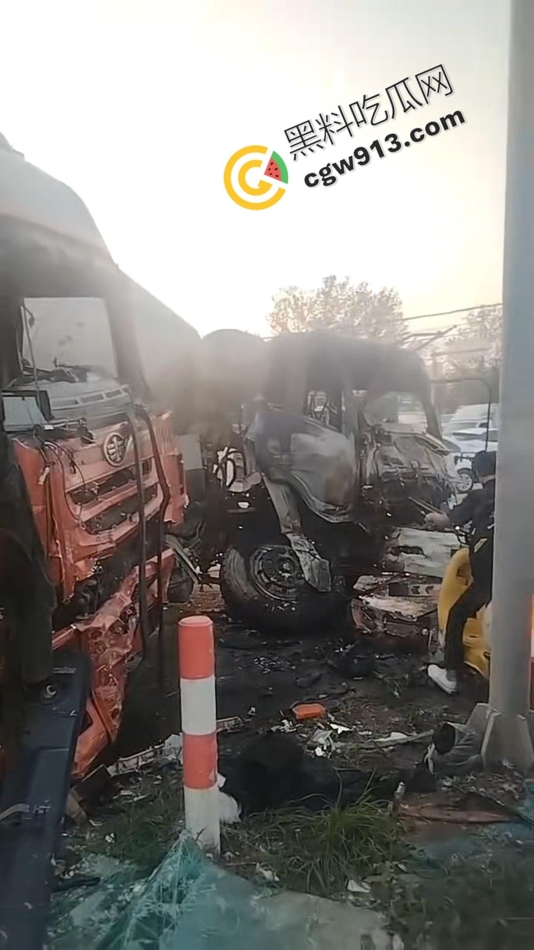 悲剧瞬间！河南商丘公路车祸，大货车烈焰吞没，司机惨遭活活烧焦-9