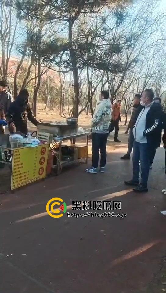 山东日照航海工程职业学院门口卖淀粉肠的摊主惨了！白衣男当街掀摊，城管还是社会哥？-1