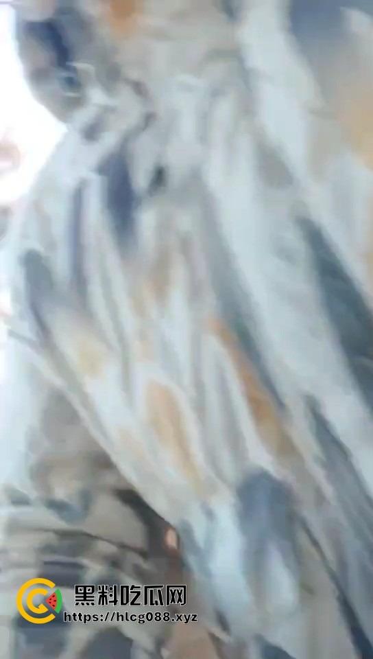 山东日照航海工程职业学院门口卖淀粉肠的摊主惨了！白衣男当街掀摊，城管还是社会哥？-3