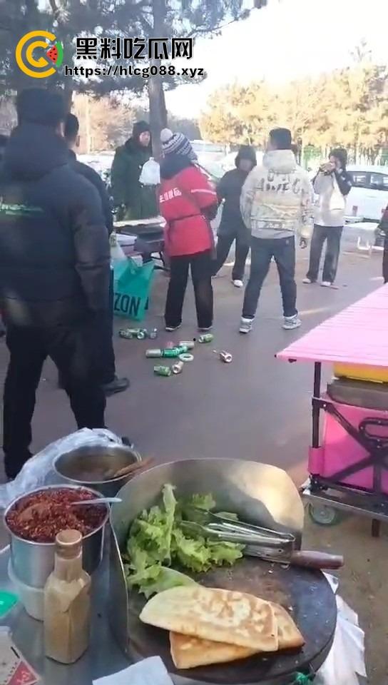 山东日照航海工程职业学院门口卖淀粉肠的摊主惨了！白衣男当街掀摊，城管还是社会哥？-6