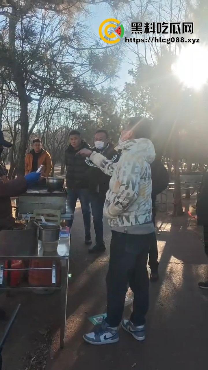 山东日照航海工程职业学院门口卖淀粉肠的摊主惨了！白衣男当街掀摊，城管还是社会哥？-7