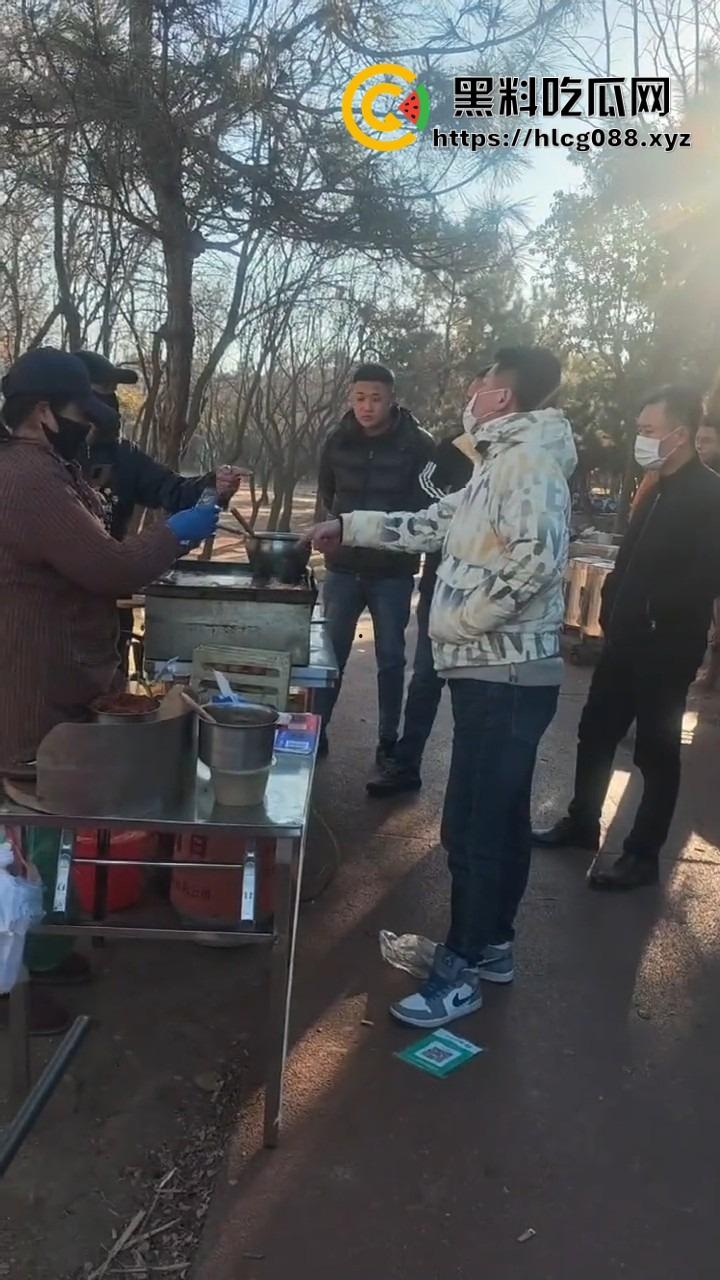 山东日照航海工程职业学院门口卖淀粉肠的摊主惨了！白衣男当街掀摊，城管还是社会哥？-13