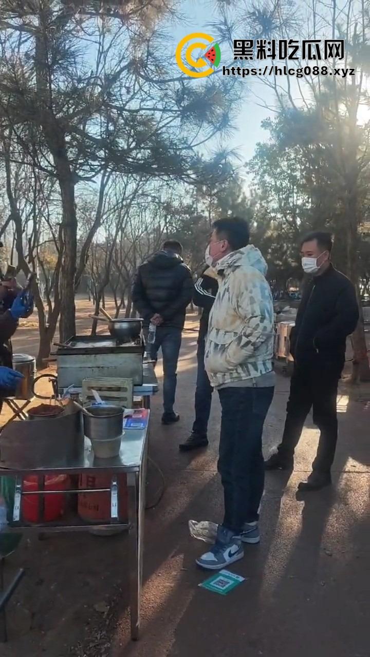 山东日照航海工程职业学院门口卖淀粉肠的摊主惨了！白衣男当街掀摊，城管还是社会哥？-14