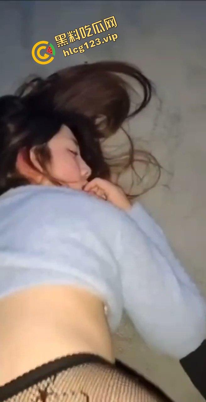 极品美少女林间沼泽大秀身材！清纯脸蛋下隐藏的骚劲，漏脸自慰火辣撩人！-5