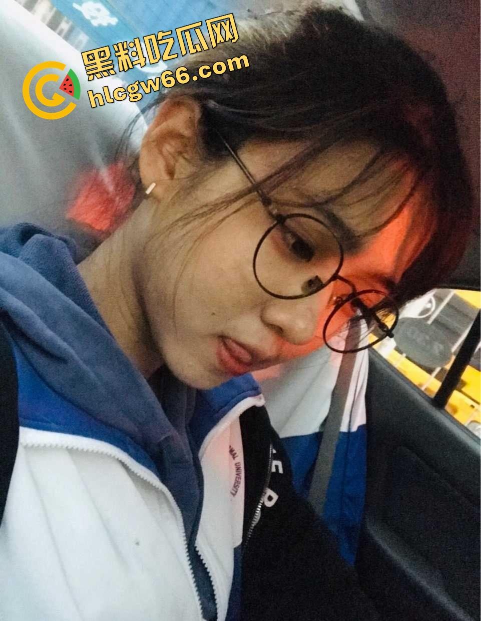 重庆眼镜学生妹【景浩】从图书馆到酒店，眼镜装纯黑丝撅臀骚穴被网友无套后入，带闺蜜野外露逼赚外快！-6