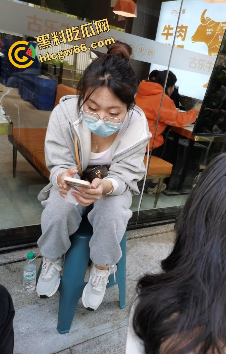 重庆眼镜学生妹【景浩】从图书馆到酒店，眼镜装纯黑丝撅臀骚穴被网友无套后入，带闺蜜野外露逼赚外快！-8