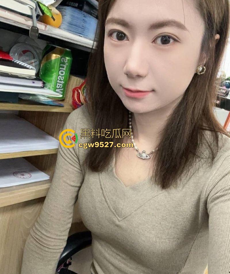 体制内文员【段潇潇】私生活大曝光，可爱粉嫩少妇每晚加班服侍舔弄领导，翻白眼挑逗口交，反差到极点！-1